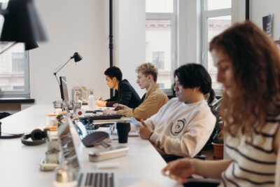 « Il m&rsquo;arrive de ne pas dormir la nuit » : le prix Nobel qui rassurait sur l&rsquo;IA et l’emploi change de ton